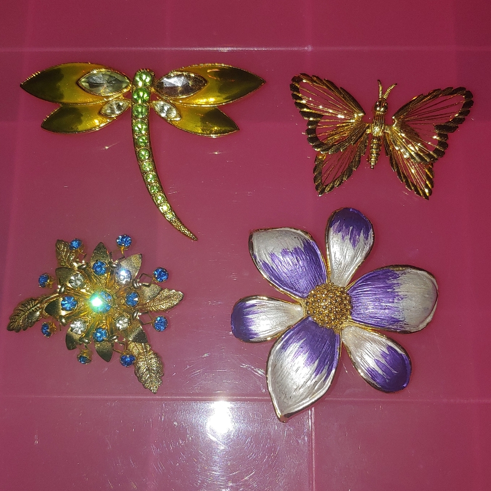 Set of 4 vintage brooches